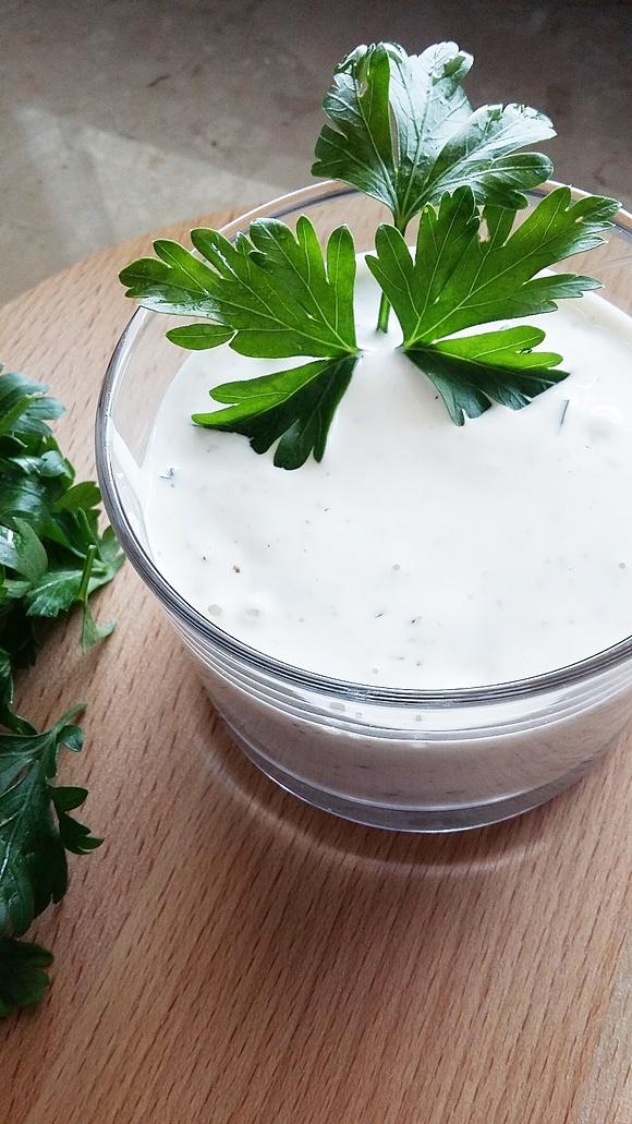 Dip czosnkowy ze świeżą natką pietruszki