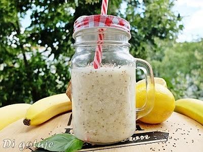 Koktajl kokosowo-bananowy z cytryną i nasionami chia na wodzie kokosowej