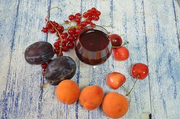 Ratafia – owocowa nalewka z wielu owoców