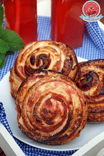 Drożdżowe ślimaczki z konfiturą rabarbarową