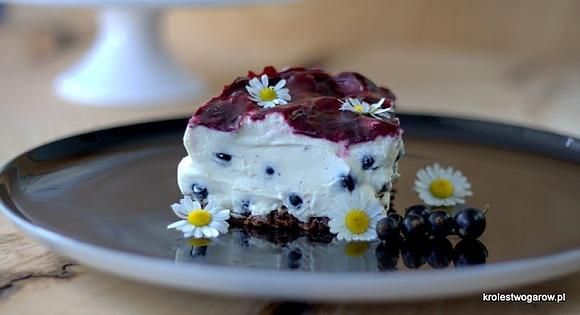 Deser z mascarpone i czarną porzeczką