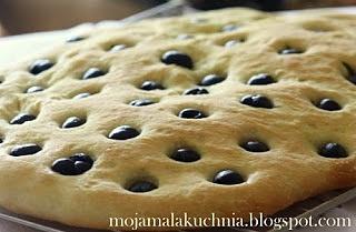 Focaccia z oliwkami i rozmarynem