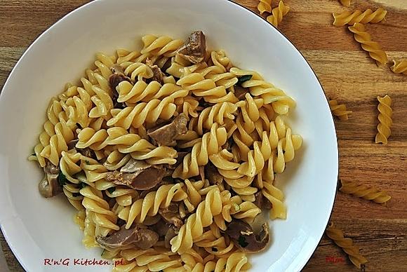 Fusilli z żołądkami drobiowymi w sosie