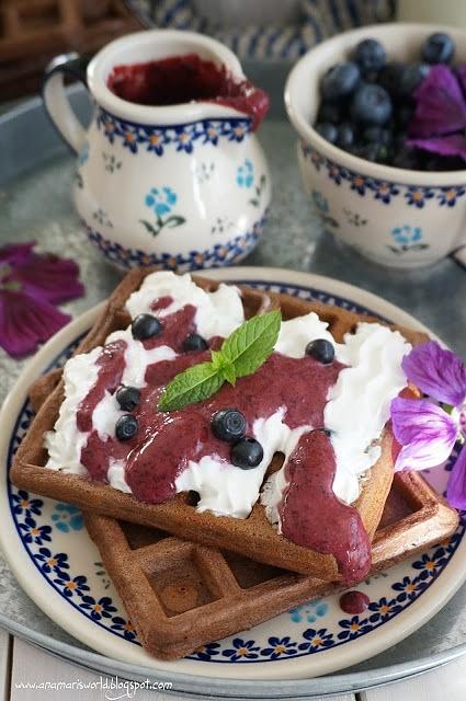 Czekoladowe gofry z jagodami i bitą śmietaną