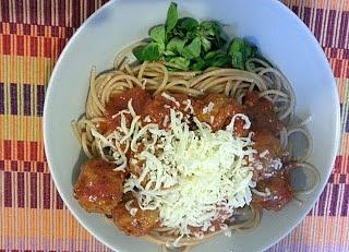 Pasta z klopsikami i pomidorami