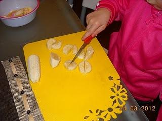 Słodkie ciastka francuskie z bananami i nutellą