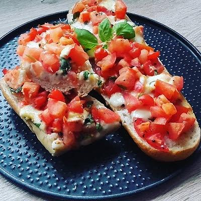 Bruschetta - włoska przekąska z pomidorami, mozzarellą i bazylią