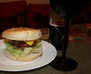 Hamburger z mięsem mielonym, serem i warzywami
