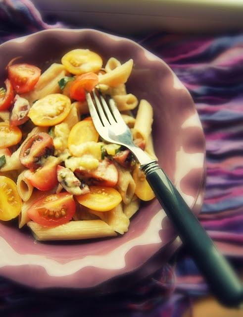Penne z cukinią i pomidorkami koktajlowymi w sosie czosnkowym