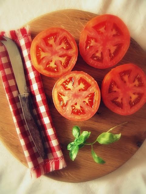 Zupa z pieczonych pomidorów i papryki z flat breads