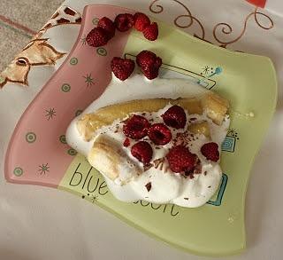 Banan w miodzie ze śmietaną - słodka przekąska