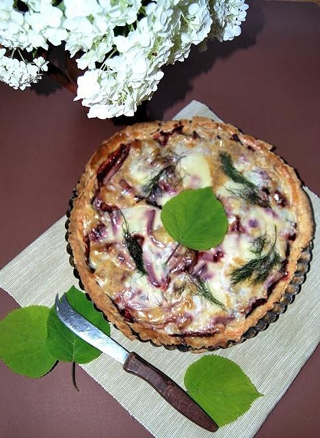 Wytrawna tarta z botwinką i kozim serem