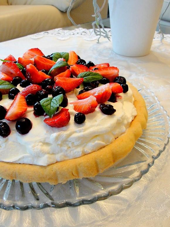 Tarta z truskawkami i czarną porzeczką