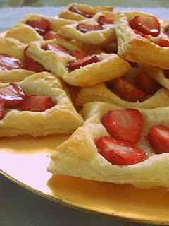 Ciastka francuskie z truskawkami