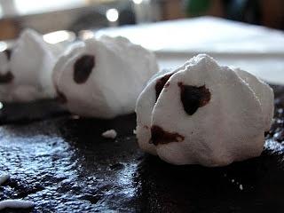 Ciasto czekoladowe z duszkami na Halloween