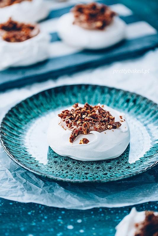 Mini pavlova z czekoladowym serkiem kremowym i krokantem z pomarańczą