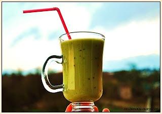 Koktajl owocowy z kiwi, awokado i bananem