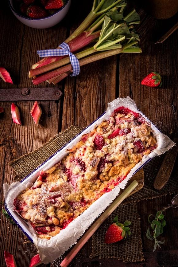 Brioche z rabarbarem i truskawkami posypane słodką kruszonką