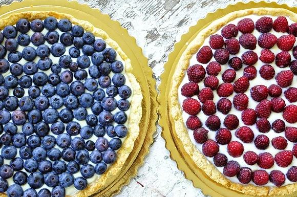 Tarta z malinami i borówkami
