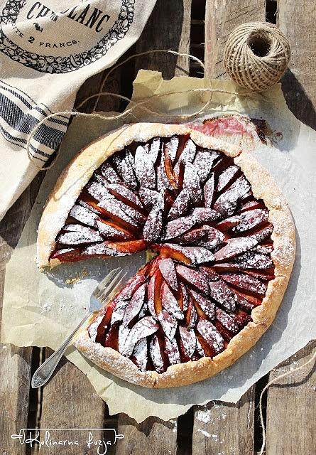 Jesienna tarta galette z cynamonowymi śliwkami