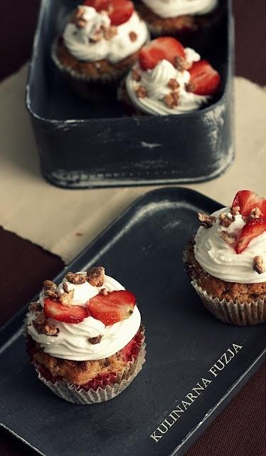 Truskawkowe muffinki z kawałkami snickersów