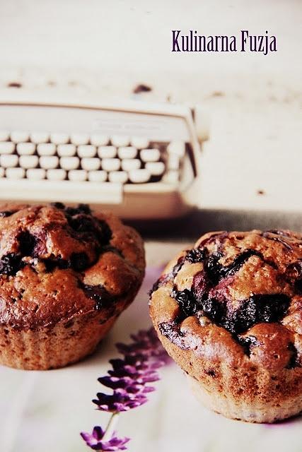 Jagodowe muffinki z pianką marshmallow i groszkami