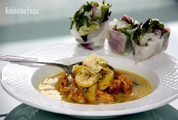 Orientalna zupa curry z kurczakiem i bananem