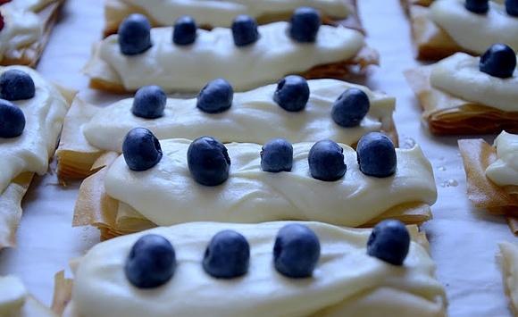 Tarteletki filo z białą czekoladą i borówkami