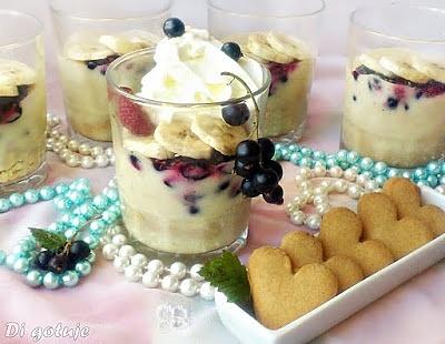 Deser bananowy z czarną porzeczką