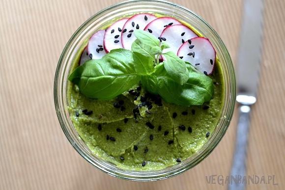 Zielony hummus z rukolą i siemieniem lnianym