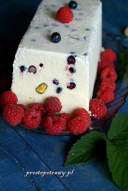 Jagodowo-pistacjowy semifreddo - pyszny deser