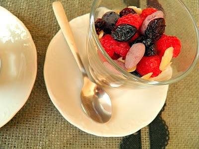 Chia pudding z owocami i bakaliami