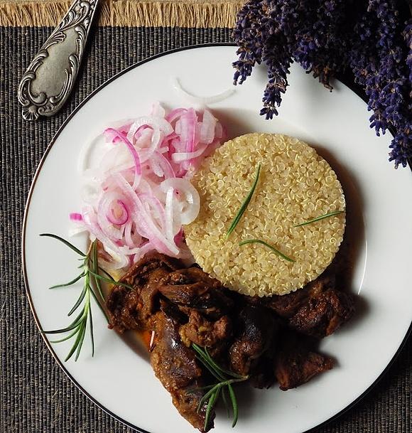 Quinoa i gulasz z sarny na niedzielny obiad