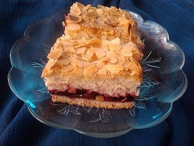 Ciasto z wiśniami i płatkami migdałowymi