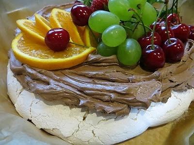 Pavlova z kawowym kremem i owocami