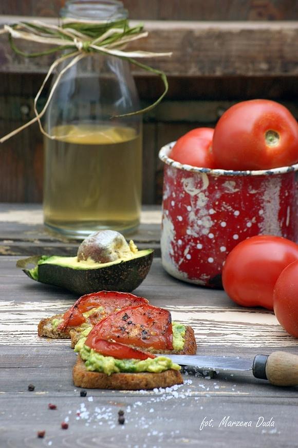 Crostini z avocado i pieczonym pomidorem