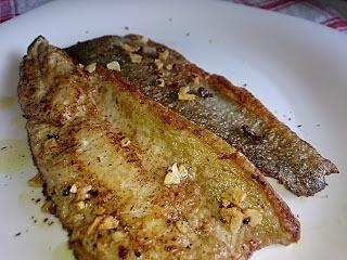 Maślano czosnkowy pstrąg z patelni z chilli