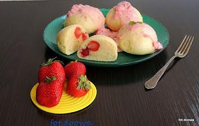 Pampuchy z truskawkami