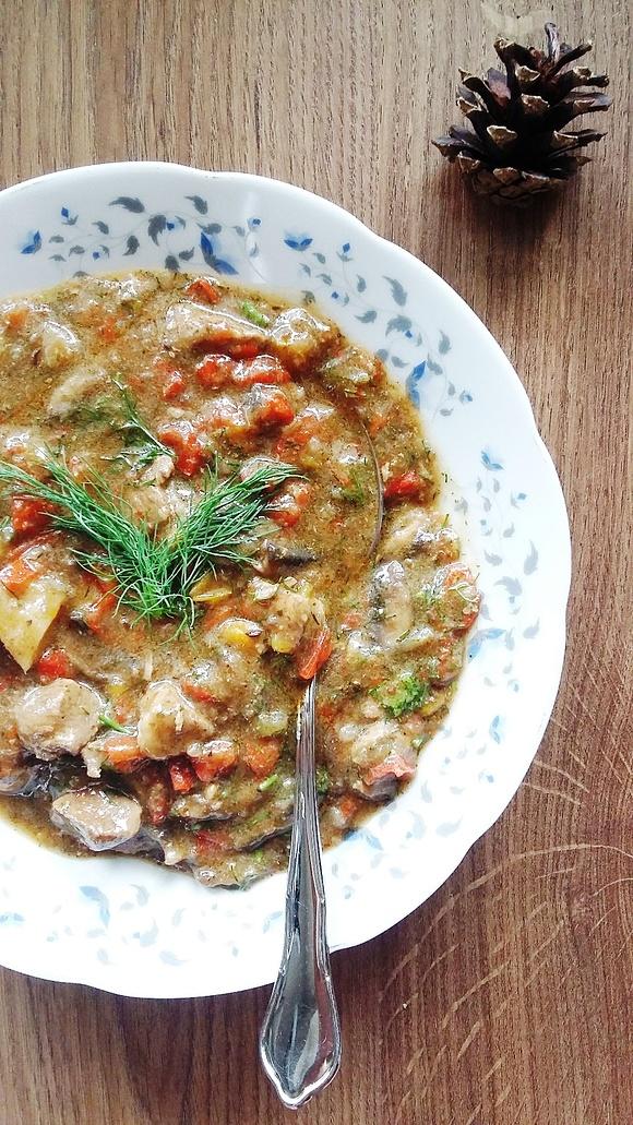 Gulasz mięsny z papryką, grzybami i kiszonymi ogórkami