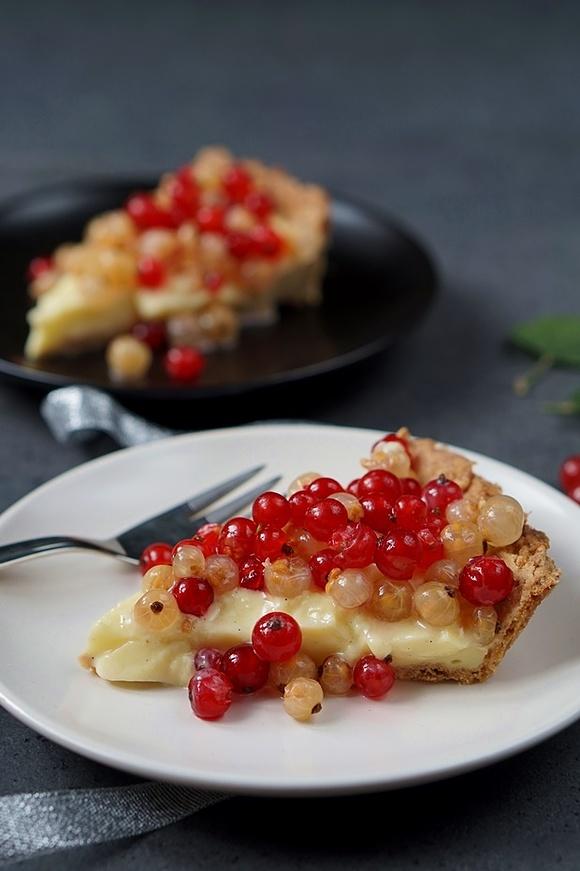 Tarta z budyniem waniliowym i porzeczkami