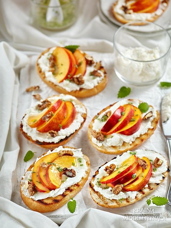 Bruschetta z ricottą, nektarynkami i miodowo-miętowym sosem