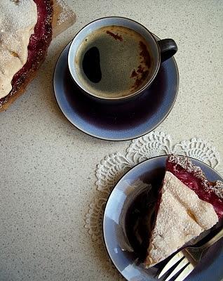 Tarta z budyniem malinami i bezą