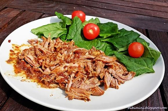 Udziec z indyka w słodko-pikantnym sosie barbecue z wolnowaru