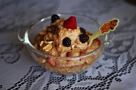 Wafelkowo-czekoladowe nana ice cream z gorącymi płatkami żytnimi i owocami