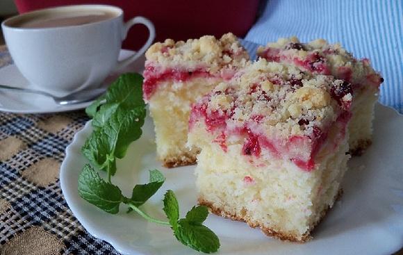 Proste ciasto drożdżowe z czerwonymi porzeczkami