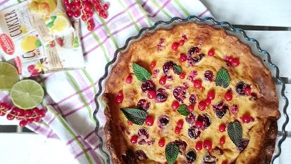 Delikatny clafoutis z wiśniami, porzeczkami i miętą