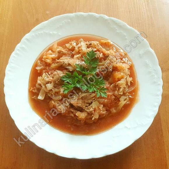 Kapusta duszona z pomidorami i pieczonym karczkiem