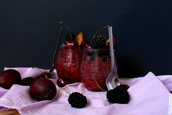 Chia pudding z owocami - zdrowa i sezonowa propozycja