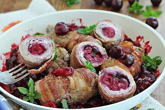 Roladki z polędwicy wieprzowej z wiśniami i sosem miętowym