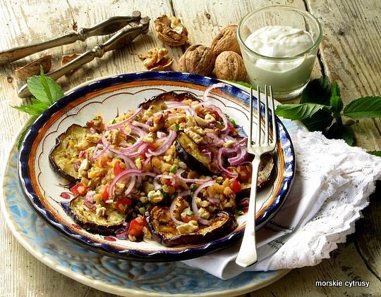 Sałatka z bakłażanem, soczewicą i sosem tahini